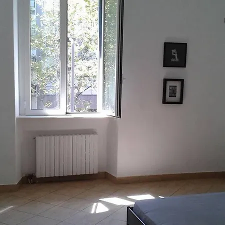 Milano, Per 5 Persone, Viale Jenner Milan